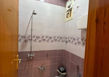 شقة بصالة جلوس وغرفتين نوم