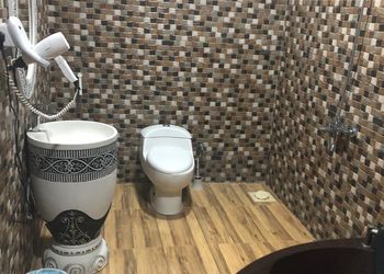شاليه بمسطح اخضر وجلسة خارجية 
