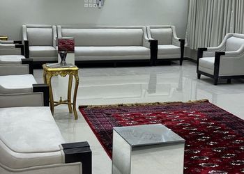 استراحة بمجالس واسعة وفناء خارجي