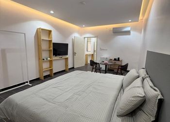 استديو بأثاث مريح وبسيط 