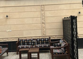 شاليه بجلسة خارجية مطلة على المسبح 