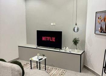 استديو بأثاث مريح وبسيط 