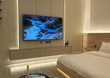 استديو بأثاث مريح وبسيط 