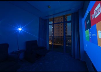 شقة غرفتين نوم وسينما ببرج سكني