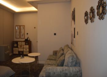 استديو بجلسة جانبية ودخول ذاتي 