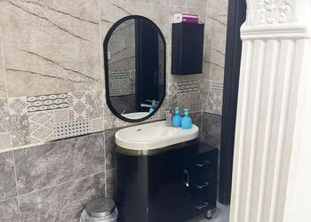 شاليه بجلسة تطل على مسبح خارجي 