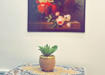 استديو بأثاث مريح وبسيط 