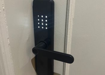 استديو بأثاث مريح وبسيط 