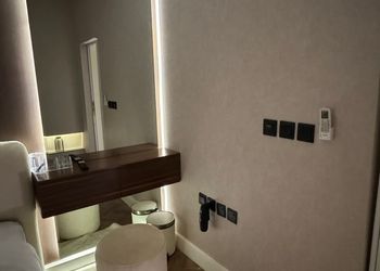 استديو بأثاث مريح وبسيط 