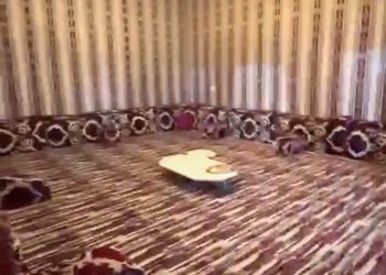 شاليه بمسطح اخضر وجلسة خارجية 