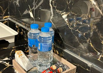 استديو بأثاث مريح وبسيط 