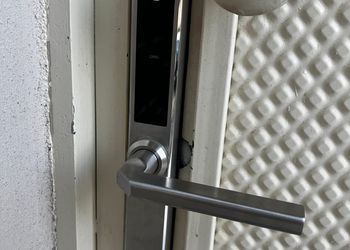 شقة بصالة وغرفتين نوم وبأثاث مريح