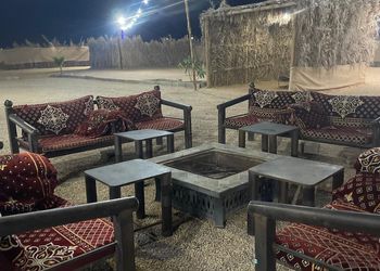 مخيم بألعاب أطفال وبيت شعر 