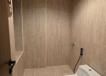 شقة فاخرة بصالة وخمس غرف نوم