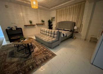 استديو بأثاث مريح وبسيط