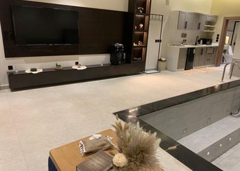 شاليه بجلسة تطل على مسبح داخلي 
