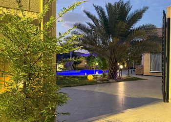 استراحة بمسطح اخضر ومجالس