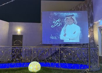 شاليه بجلسة خارجية على المسبح 