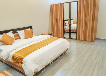 شاليه بمسطح اخضر ومجلس للمناسبات