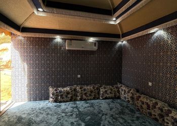 استراحة داخل مزرعة ببيت شعر ملكي