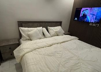 استديو بسرير ماستر وجلسة جانبية