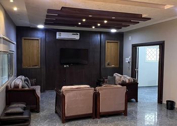 شاليه بمسطح اخضر ومسبح 