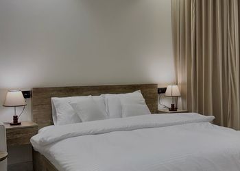 استديو بسرير ماستر وجلسة جانبية