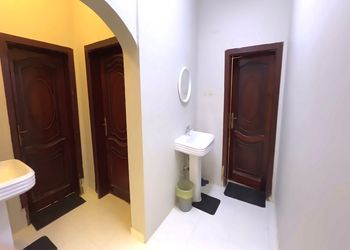 شاليه بجلسة خارجية ومسطح اخضر