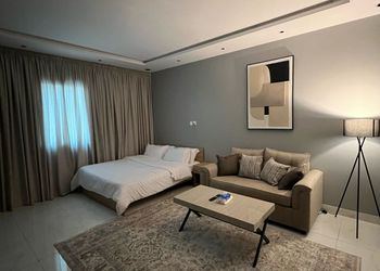 استديو بسرير ماستر وجلسة مريحة 