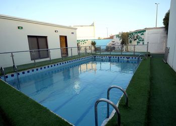 استراحة بمسطح اخضر وجلسه خارجيه