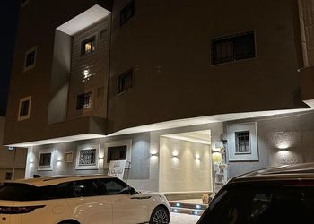 شقة بصالة هادئة وغرفة نوم مريحة 