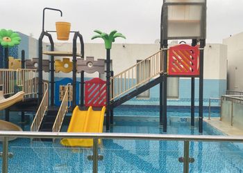 شاليه بمسطح اخضر وألعاب مائية 