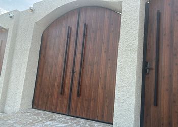 شاليه بجلسة تطل على مسبح خارجي 