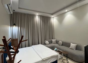 استديو بأثاث مريح وبسيط 