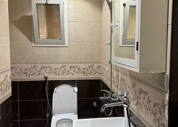 شقة بصالة أنيقة وثلاث غرف نوم