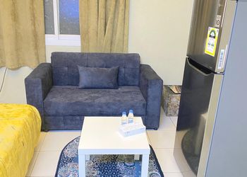 استديو بسرير ماستر وأثاث مريح 