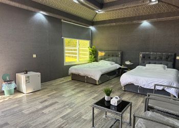 استراحة داخل مزرعة ببيت شعر ملكي