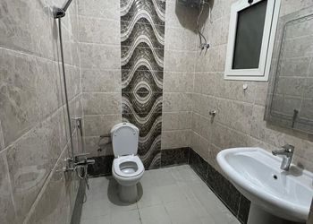 شقة بصالة انيقة وغرفتين نوم
