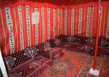 شالية بجلسة خارجية وبيت شعر 