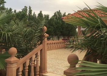 استراحة بمسطح اخضر وجلسه خارجيه