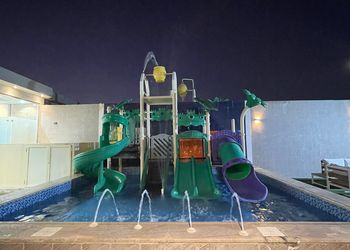 شاليه بألعاب مائية وجلسة خارجية
