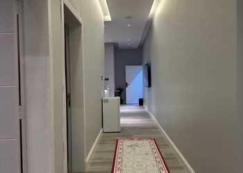 شقة بصالة مريحة وتصميم أنيق