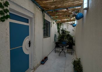 شقة بجلسة خارجية بمدخل خاص ذاتي