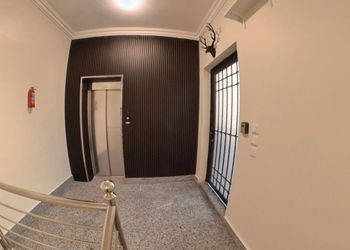 دور واسع بثلاث غرف نوم وصالة
