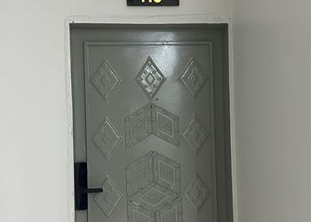 استديو بسرير ماستر وجلسة جانبية