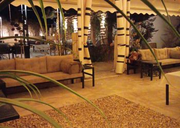 مزرعة بمسطح اخضر وجلسة