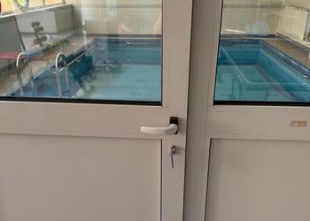 شاليه بمسطح اخضر ومسبح 
