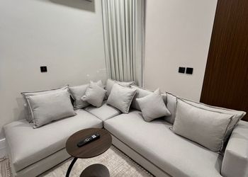 شقة بغرفة معيشة وغرفة نوم 