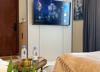 استديو بأثاث مريح وبسيط 