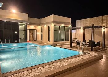شاليه بجلسة تطل على مسبح خارجي 